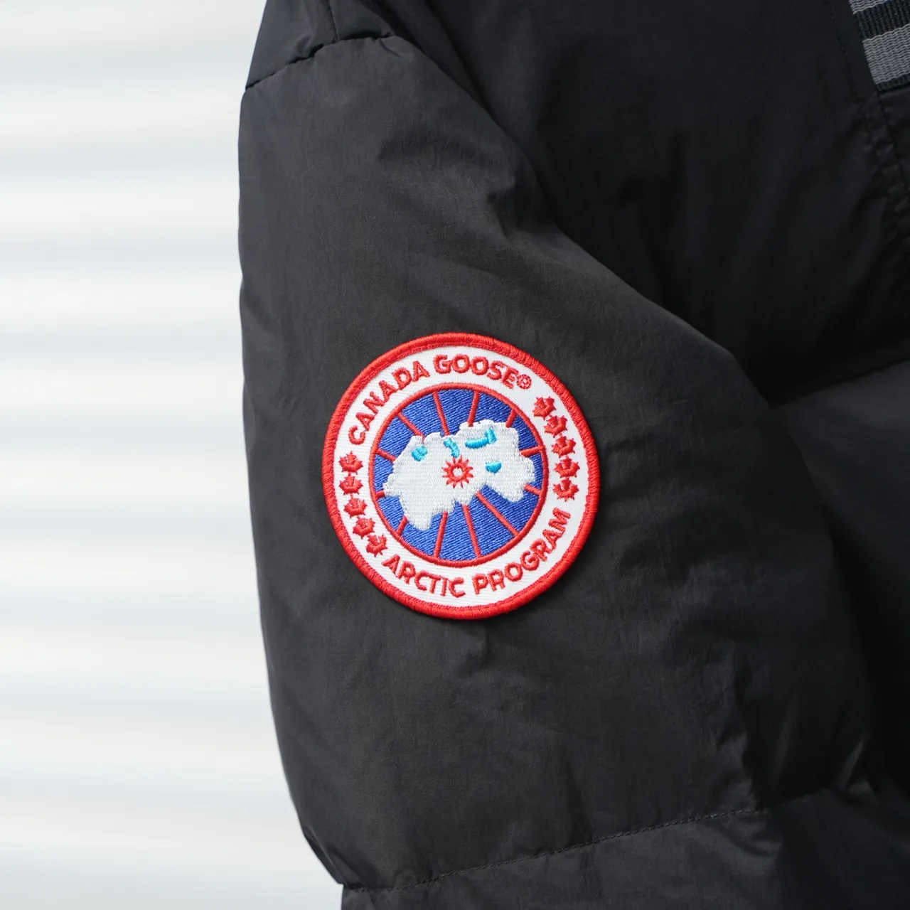 P780 CANADA GOOSE丨Canada Goose 2802 Sleeve Logo Stand Collar Down Jacket Color: Black Red Logo Size: XS-XXL